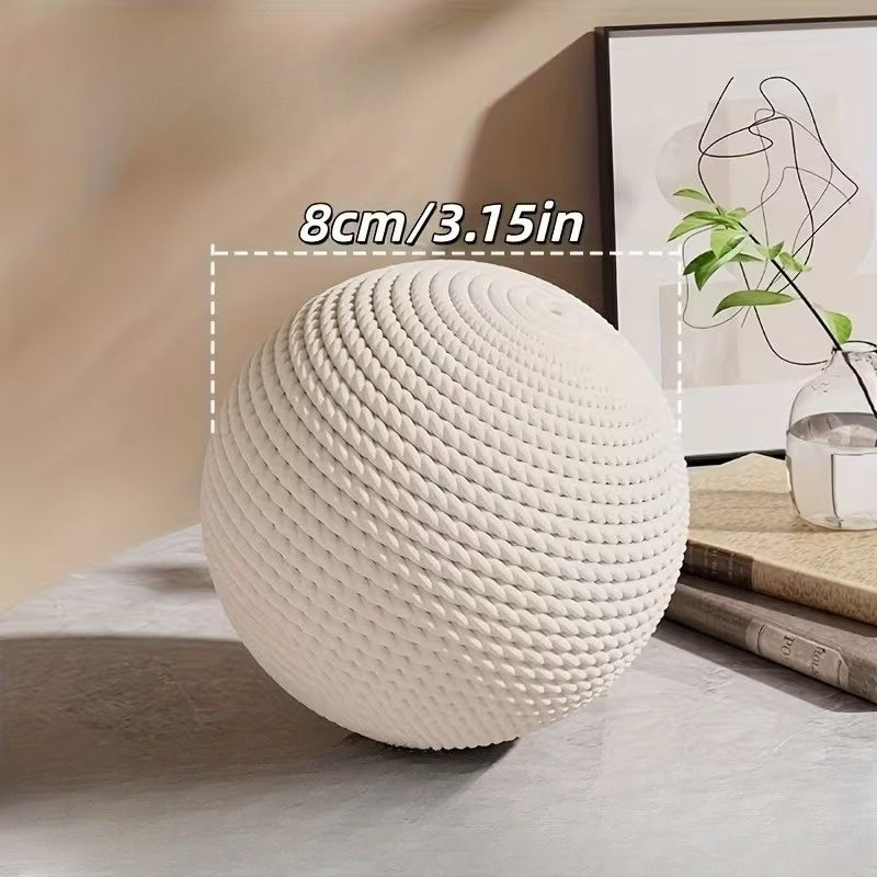 Izturīga, košļāšanai paredzēta rotaļu bumbiņa kaķiem